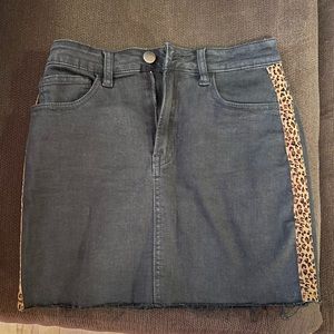 Leopard trim black mini skirt